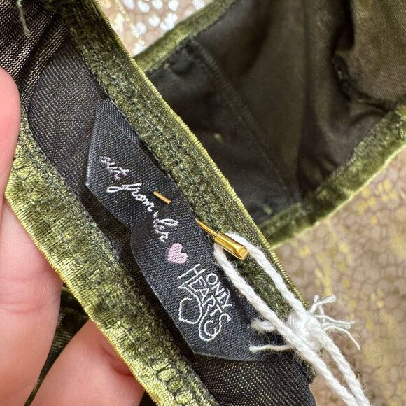 Urban Outfitters Only Hearts X Out From Under Velvet Heart-Button Bra Green XS/S - Picture 6 of 11